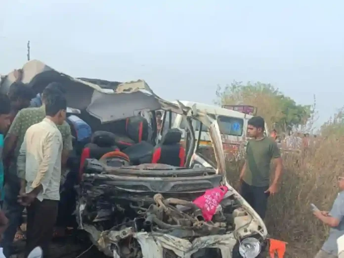 Akkalkot Accident : अक्कलकोटमध्ये दर्शन घेऊन निघालेल्या भाविकांवर काळाचा घाला; 4 ठार, 7 जखमी