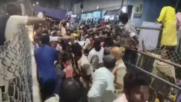 Tirupati stampede : तिरूपती मंदिरात चेंगराचेंगरी; सहा भाविकांचा मृत्यू, अनेकजण गंभीर