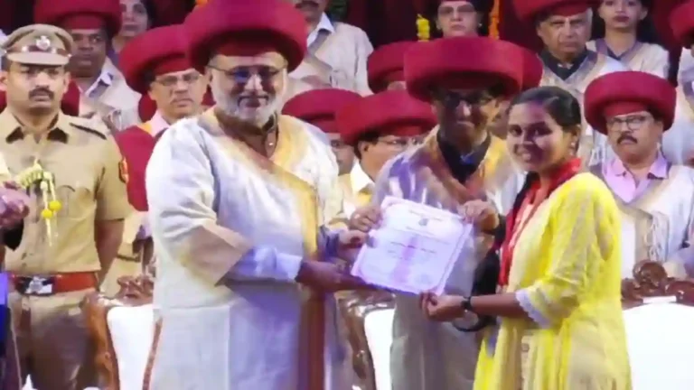 Mumbai University Convocation : मुंबई विद्यापिठाच्या दीक्षांत समारंभात मानसी करंदीकर हिचा ‘स्वातंत्र्यवीर सावरकर स्मृती सुवर्णपदका’ने गौरव