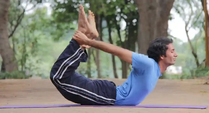 Dhanurasana चे ७ आरोग्यदायी फायदे