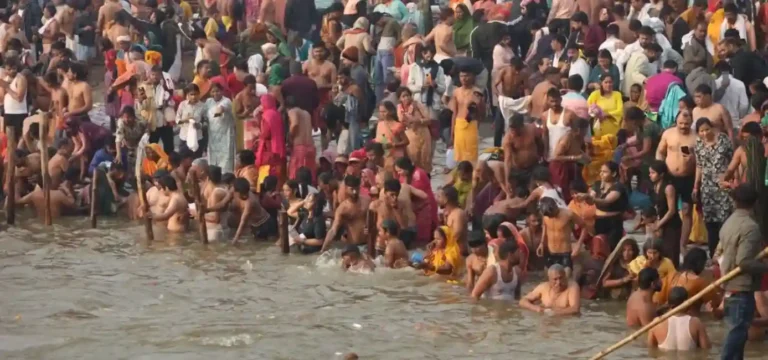 Mahakumbh 2025: महाकुंभमेळ्यातील तिसऱ्या अमृतस्नानाला सुरूवात ; संगमावर पवित्र स्नानासाठी भाविकांची अलोट गर्दी