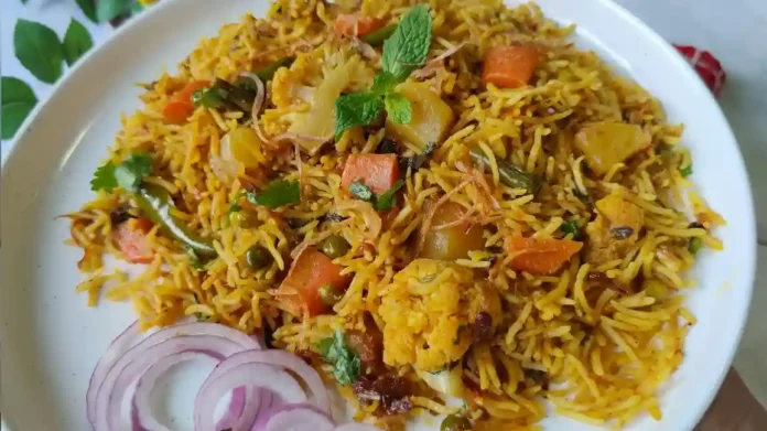 Veg Biryani Recipe : हॅाटेलसारखी व्हेज बिर्याणी बनवा घरच्या घरी, वाचा सोप्या टिप्स ...