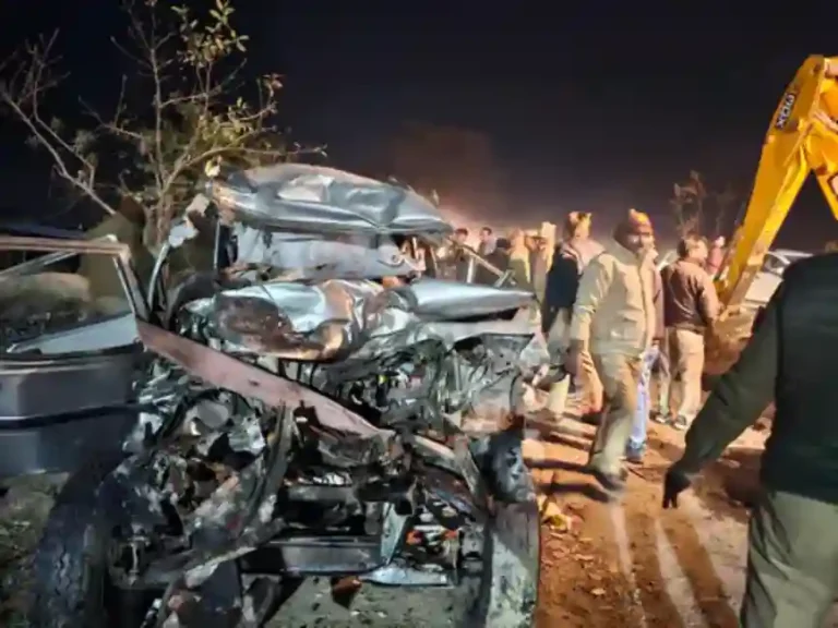 Accident News : प्रयागराजमध्ये बोलेरो कार बसला धडकली ; महाकुंभमधून येणाऱ्या छत्तीसगडमधील 10 भाविकांचा मृत्यू