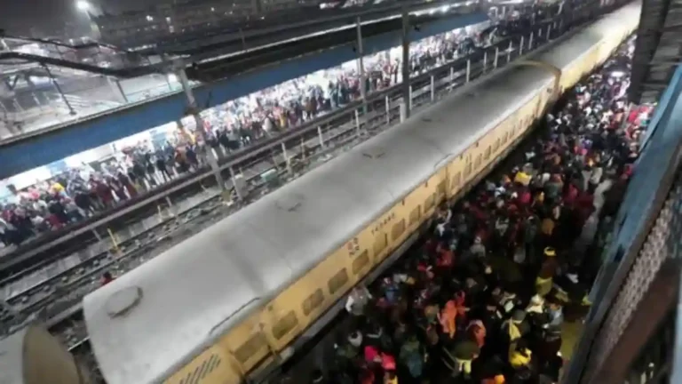 New Delhi Railway Station Stampede: चेंगराचेंगरीतील मृतांच्या वारसांना १० लाख, तर जखमींना अडीच लाख देण्याचा केंद्र सरकारचा निर्णय