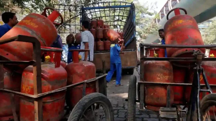 LPG Price : मार्च महिन्याच्या पहिल्याच दिवशी महागाईच्या झळा; गॅस सिलेंडर 6 रुपयांनी महाग